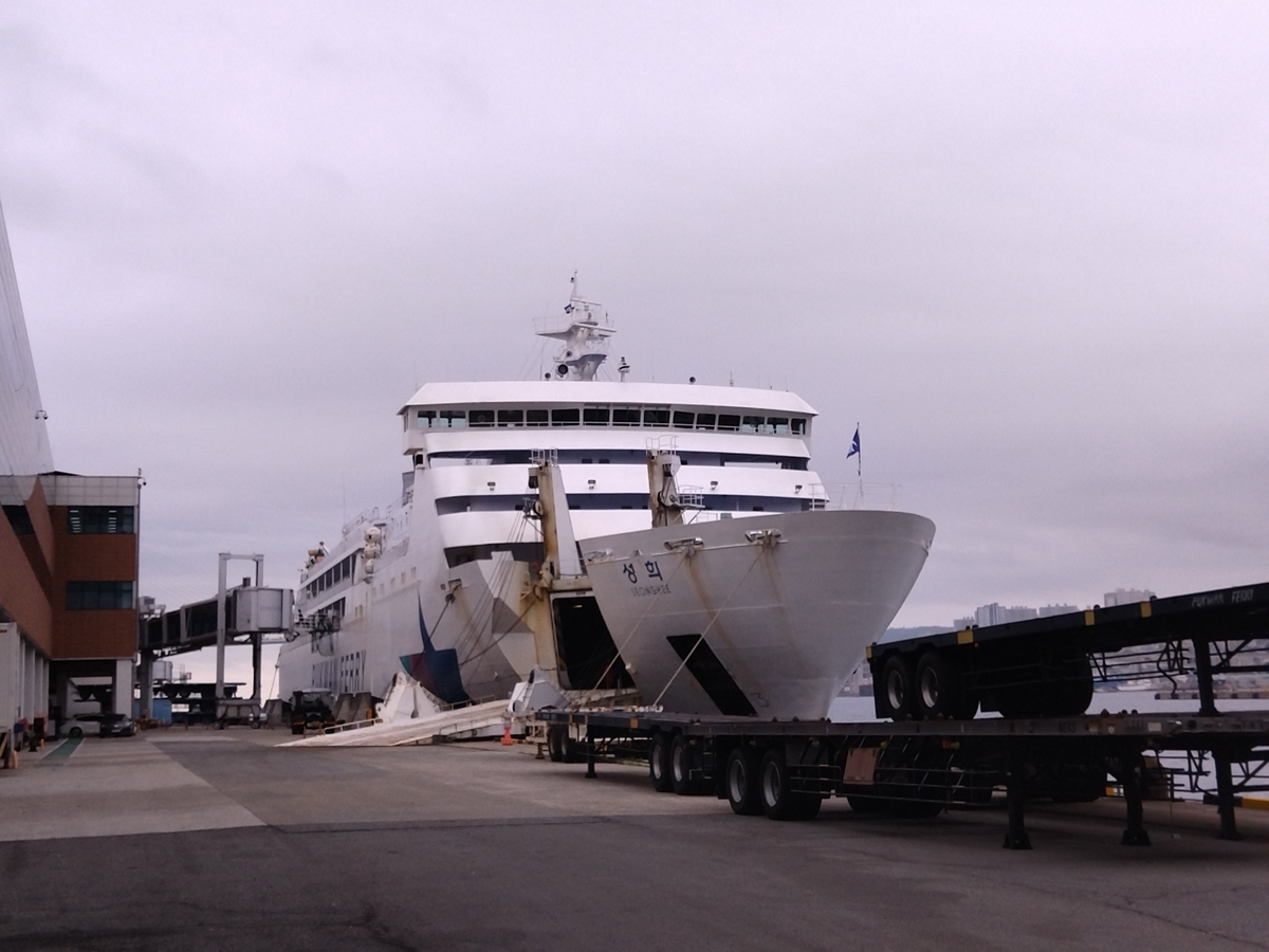 釜山港に停泊するカーフェリー「星希」