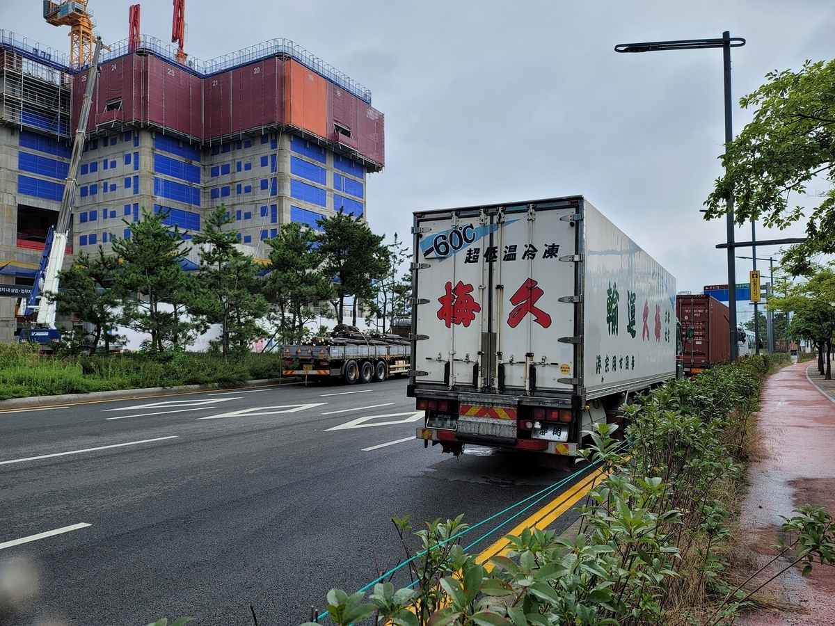 釜山港の前に駐車しているトラック
