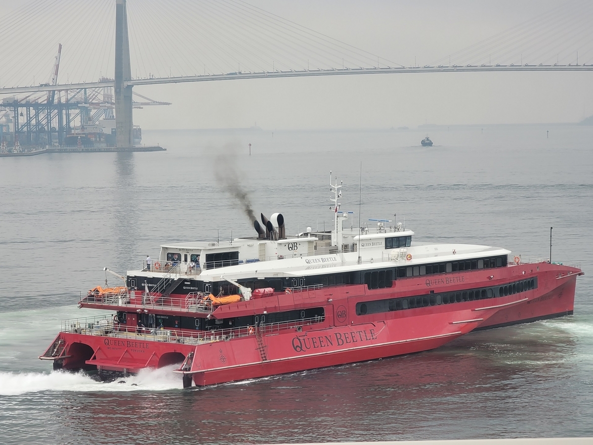 釜山港を出港するクイーンビートル