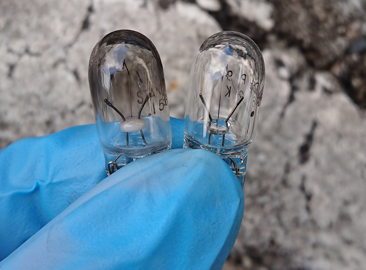 使用済み電球と新品の比較画像