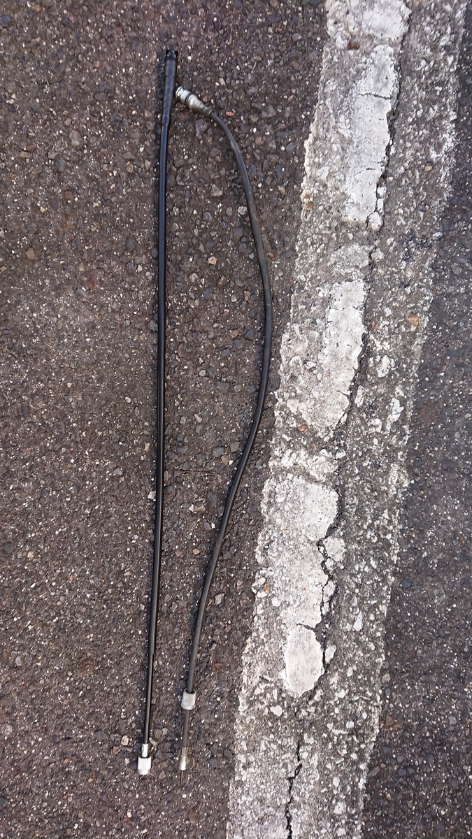 取り外したスピードメーターケーブルと新品の比較