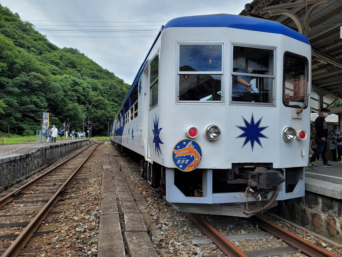 備後落合駅に停車する奥出雲おろち号
