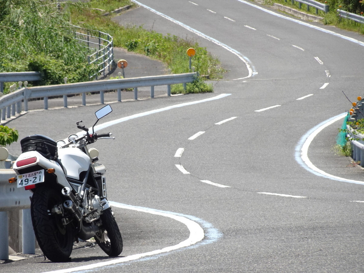 道路脇に停車するオートバイの写真