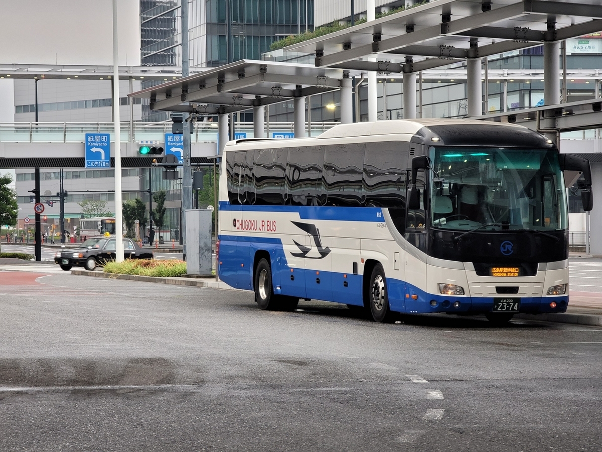 広島駅新幹線口に到着した広島ドリーム名古屋号