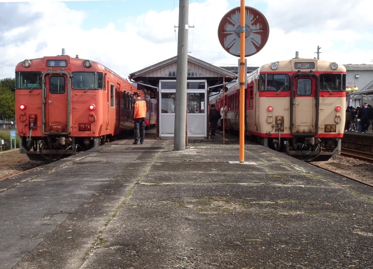 備後庄原駅に停車するノスタルジー号