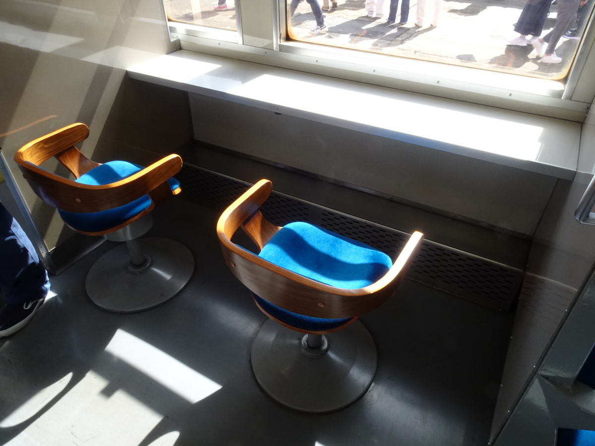 ノスタルジー号の窓向きカウンター席