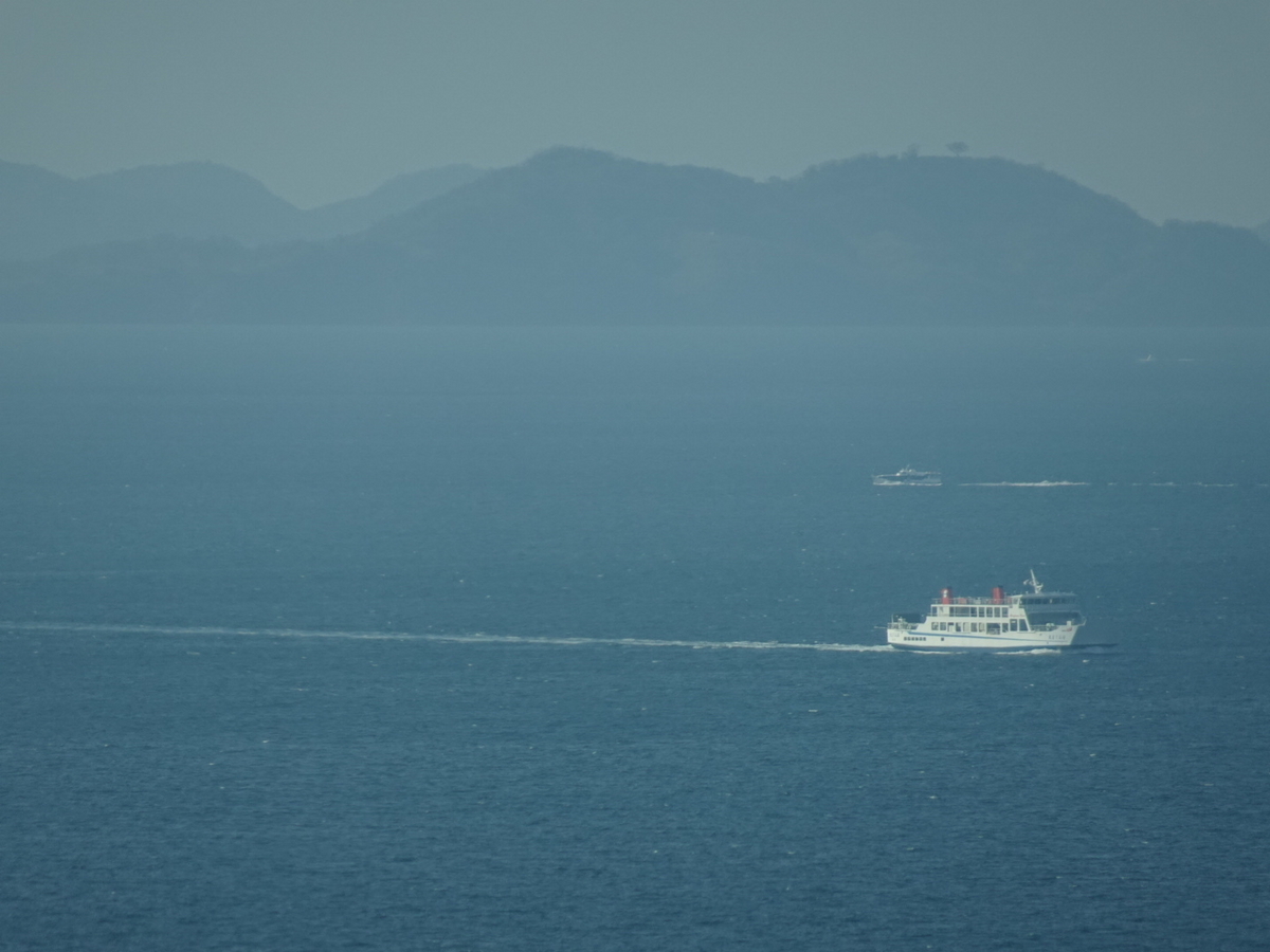 瀬戸内海を行き交うフェリー
