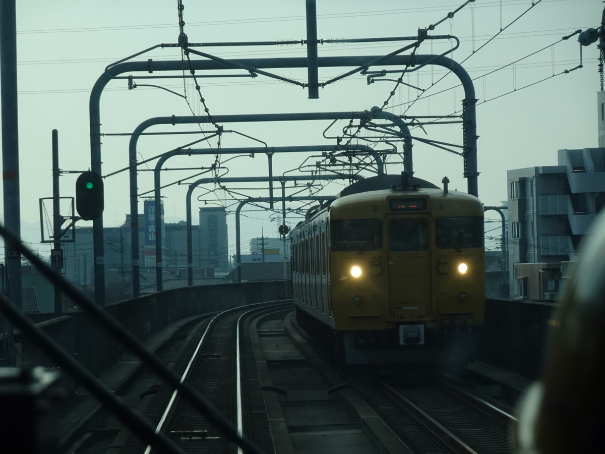 115系電車とのすれ違いの様子