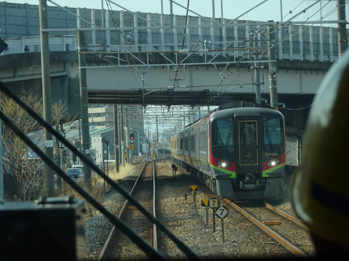 2700系気動車とのすれ違いの様子