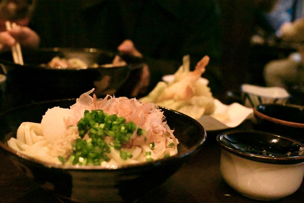 注文したうどんと天ぷら