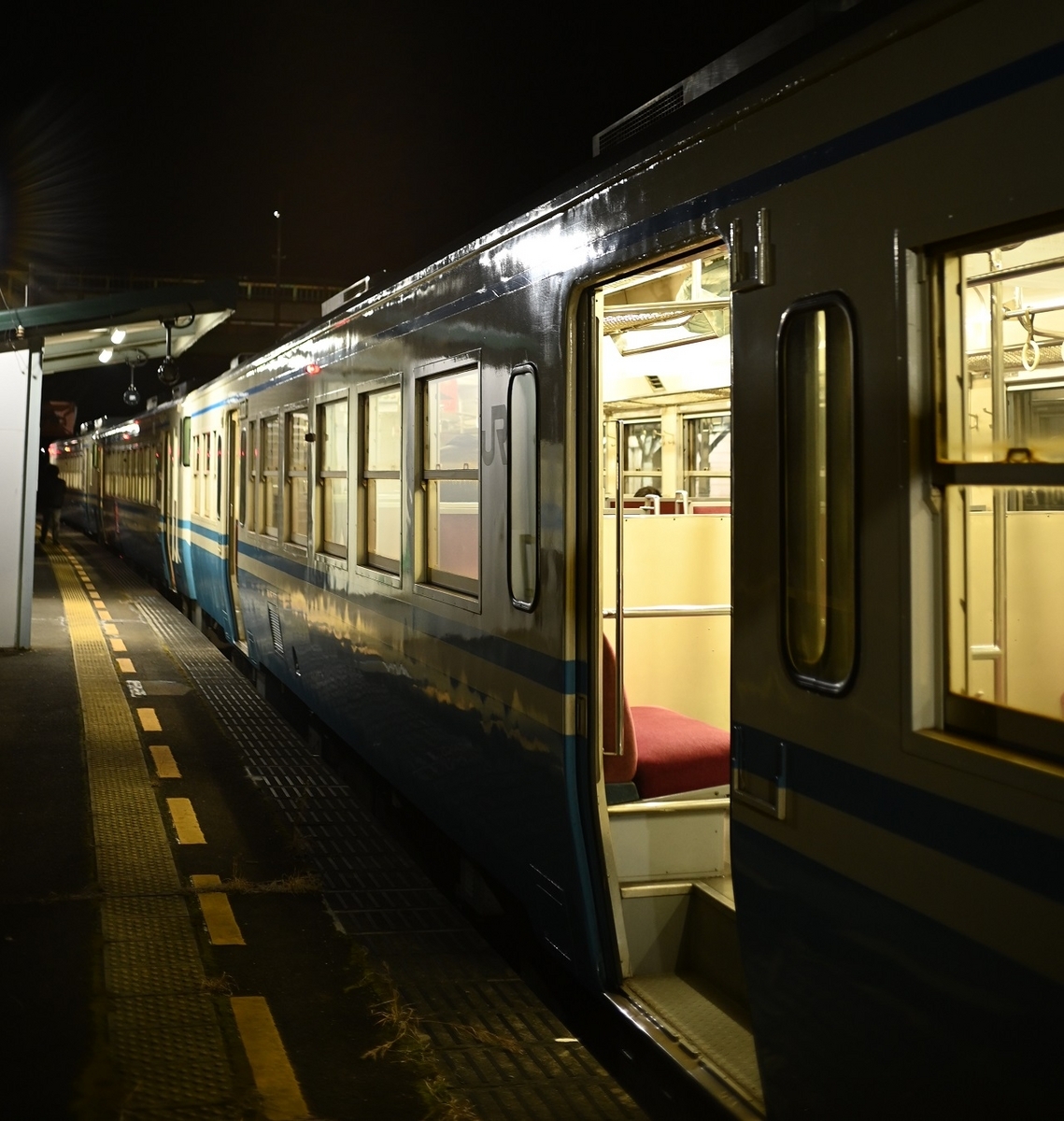 扉を開いて停車中のキハ40系