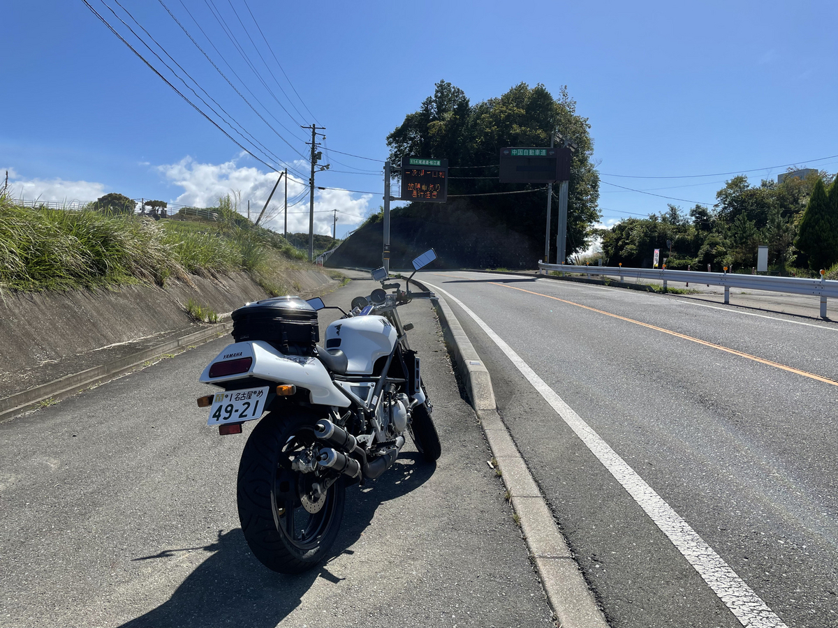 歩道上に停車するオートバイ