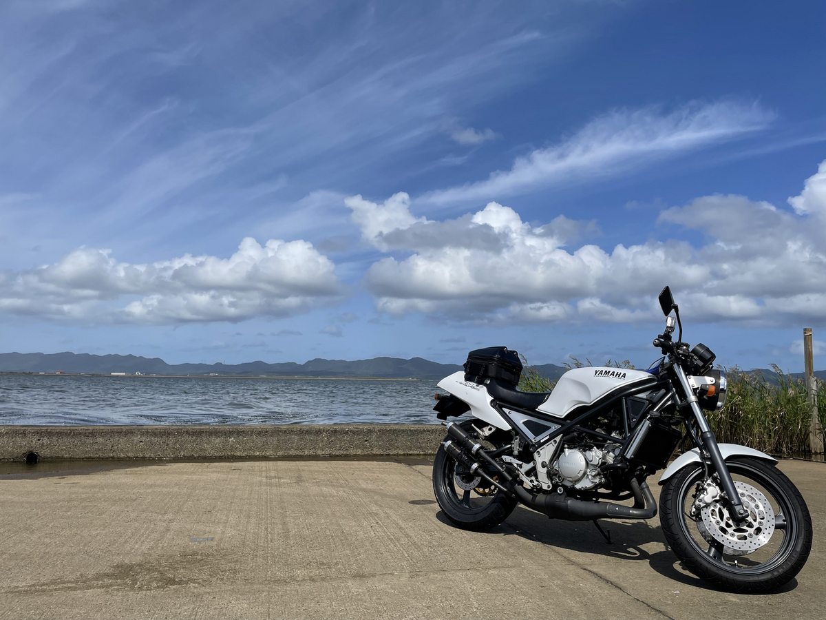 宍道湖畔に停車するオートバイ