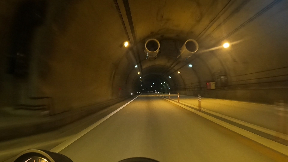 尾道松江自動車道の大万木トンネル坑内