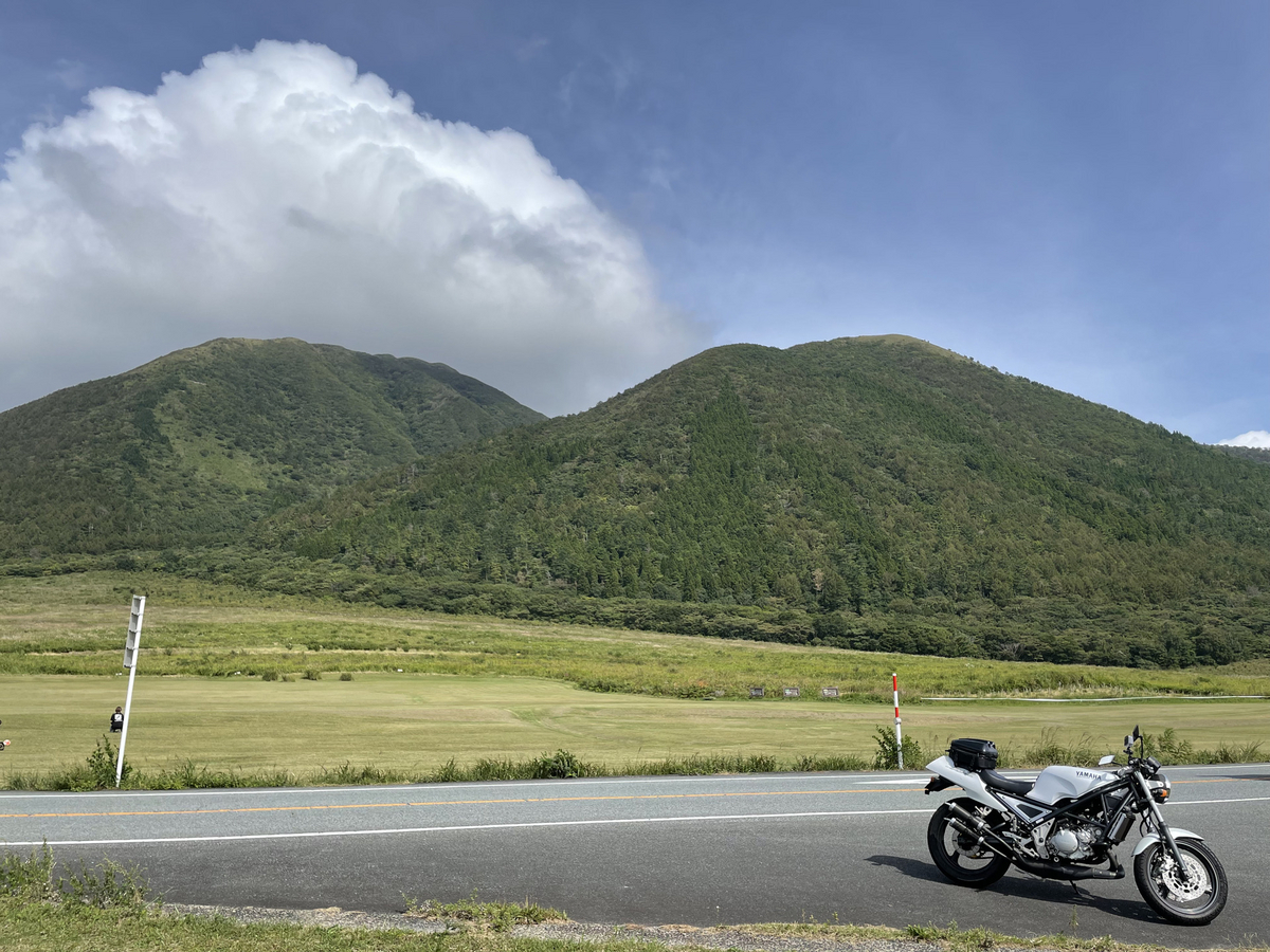 三瓶山をバックに映るオートバイ
