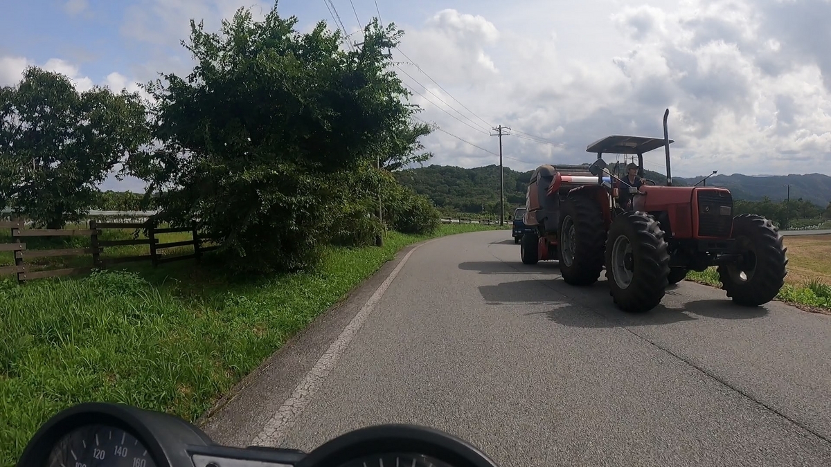 大型トラクターとのすれ違い