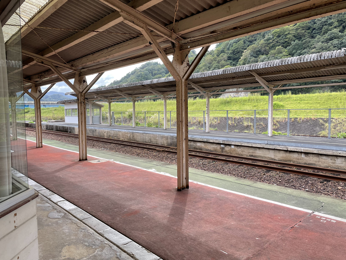 石見川本駅のプラットホーム