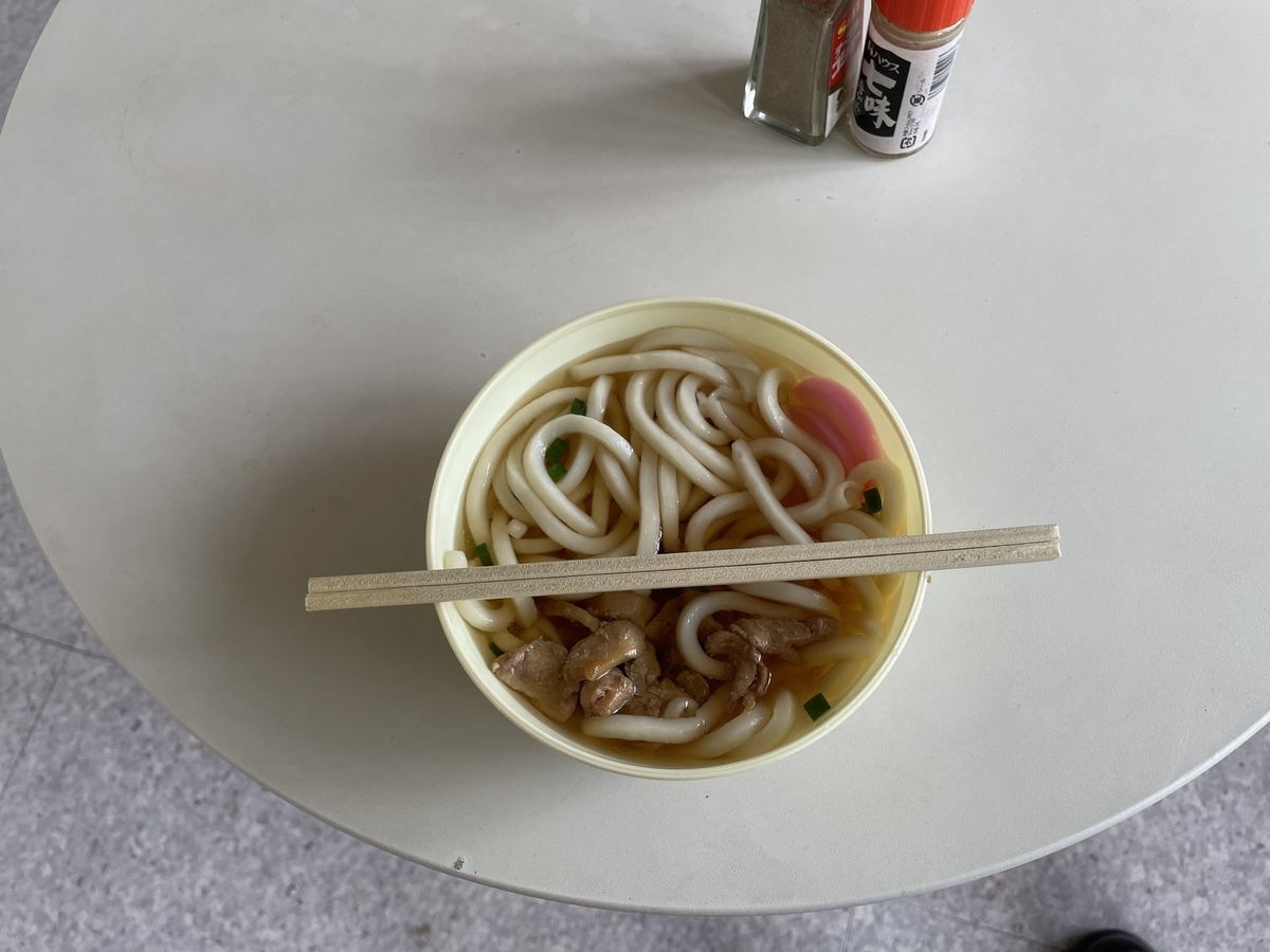 コインレストランかわもとで提供されているかしわうどん