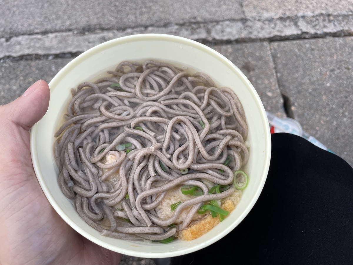 自販機で購入した蕎麦