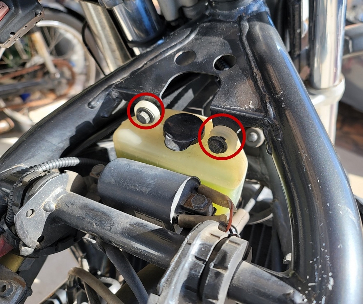 R1-Zのリザーバタンクの外し方