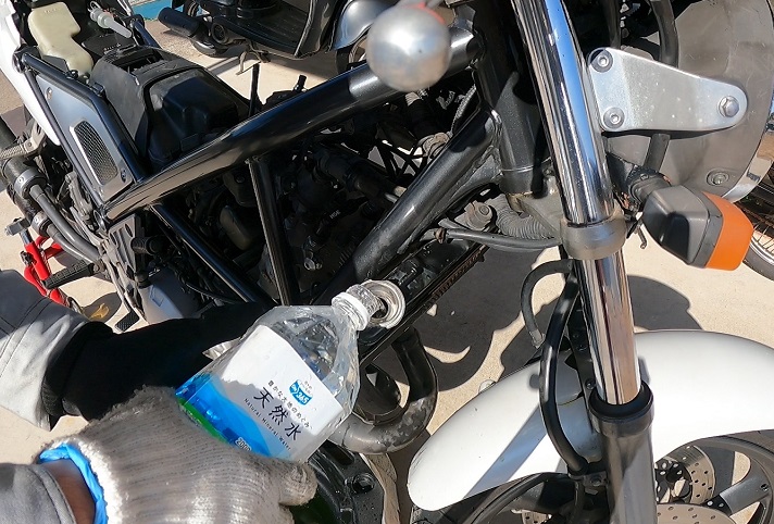 ラジエータへ注水する様子