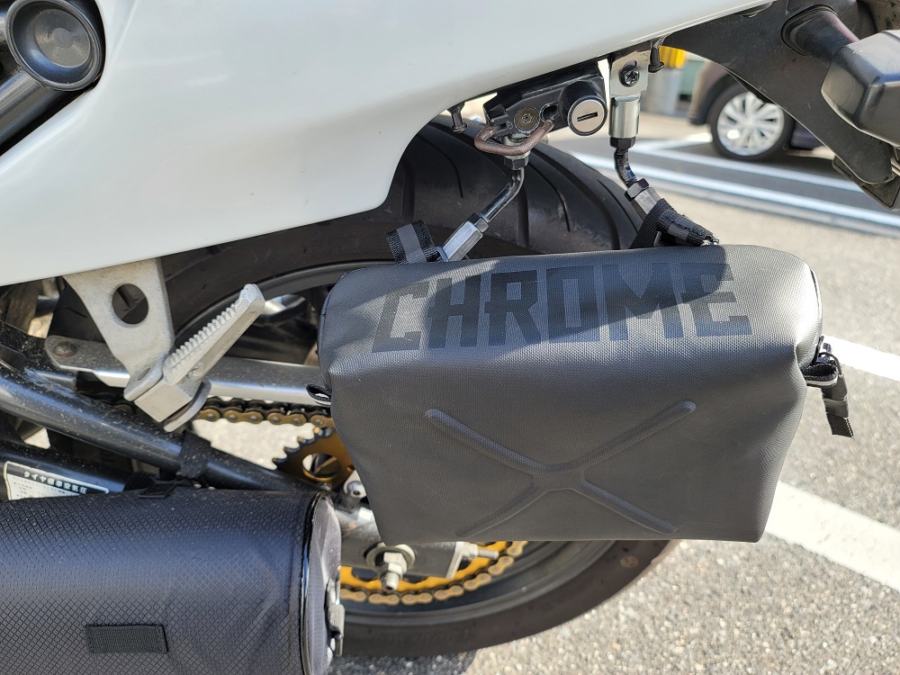 オートバイのサイドバッグ