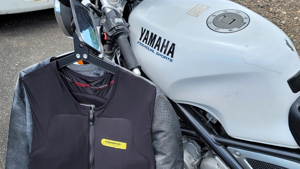 ハンガーを使ってバイクのミラーにジャケットを掛けている