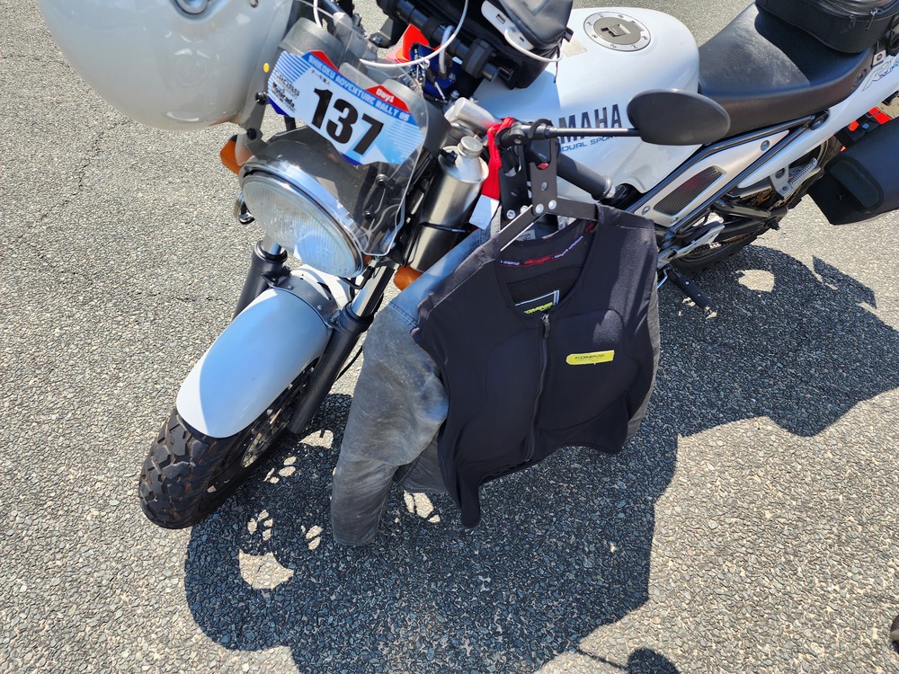 折り畳みハンガーを使ってオートバイにジャケットを掛けている画像