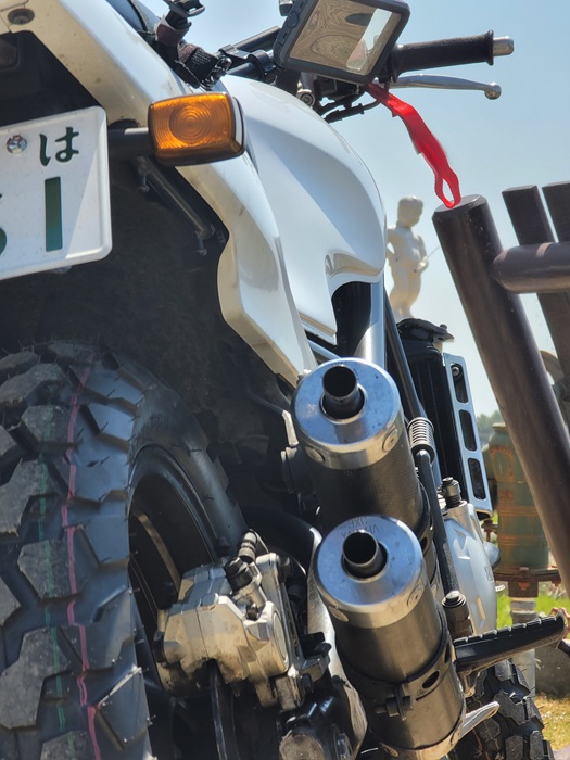 オフロードタイヤ(GP-410)を装着したR1-Z