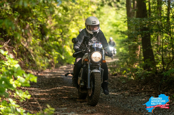 未舗装路を走行するR1-Z