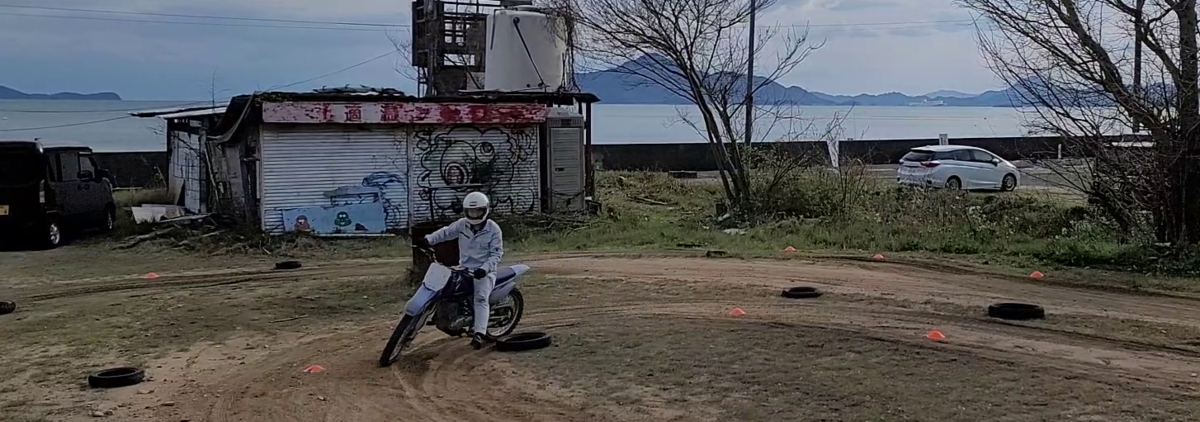 ダートトラックうつみでのオフロード走行の様子