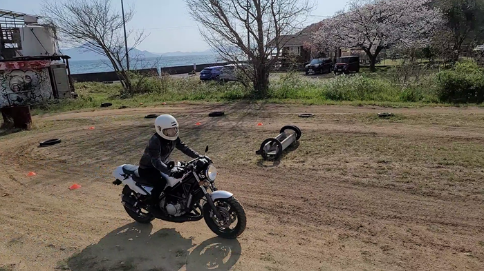 ダートトラックうつみを走行するR1-Z