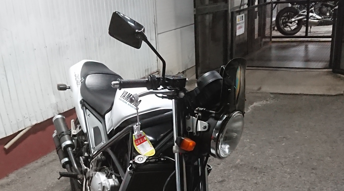 黒いスクリーンを装着したR1-Z