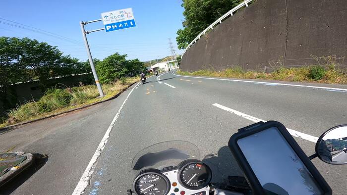 四国アドベンチャーラリー2025のコース序盤のオンボード画像。2車線の舗装路を走行している。