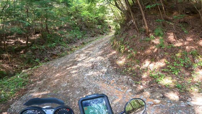 ガレ道を進むR1-Z。