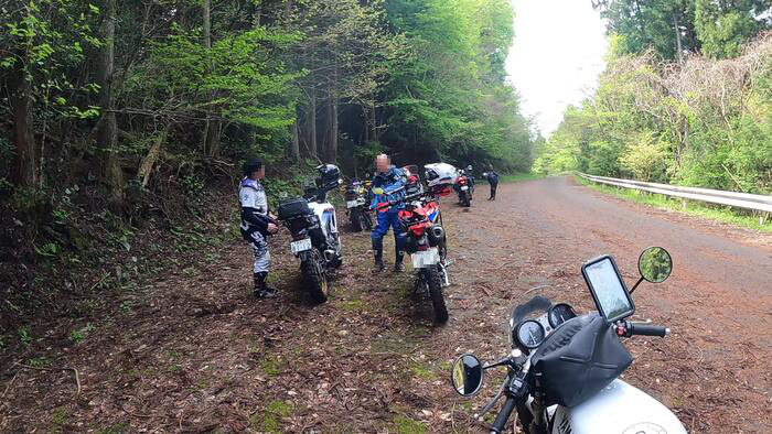 最後の林道の出口でたむろする参加者。